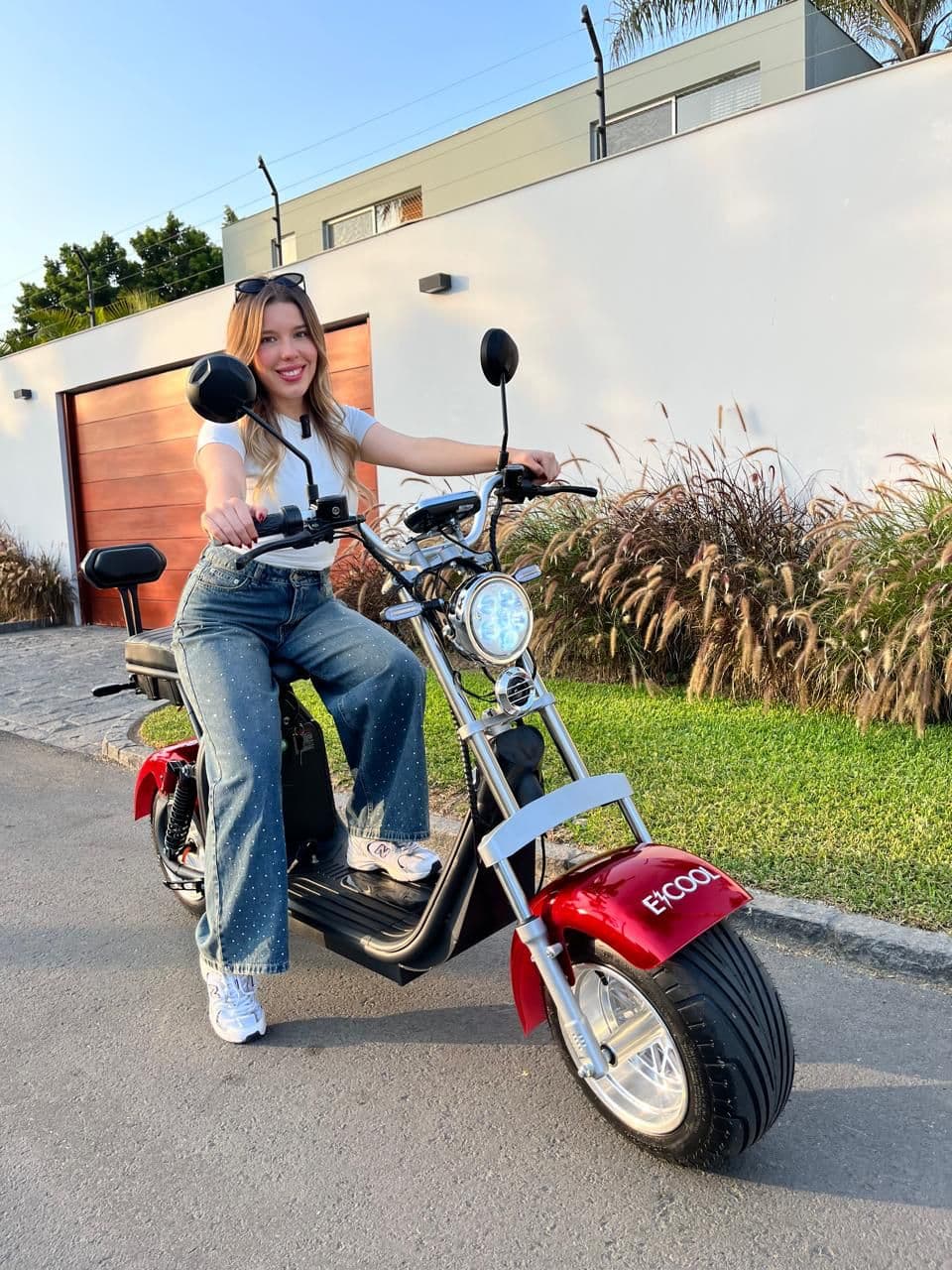 Mujer montando una moto electrica ECOOL Chopper en la calle