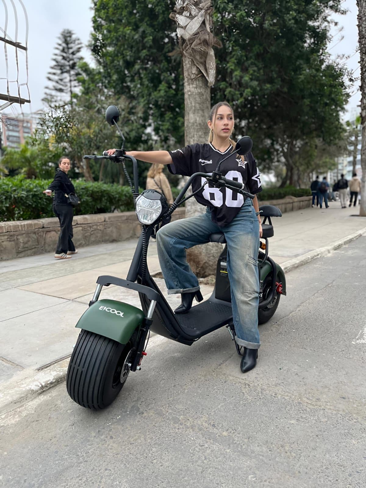 Modelo ECOOL Chopper Clasica color verde militar con mujer en la calle