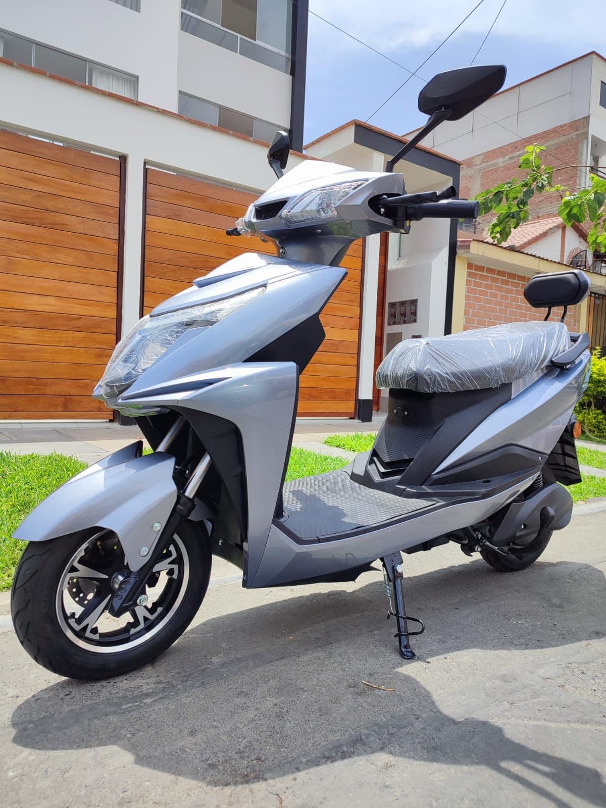 Modelo ECOOL Eco Scooter gris plateado en la calle