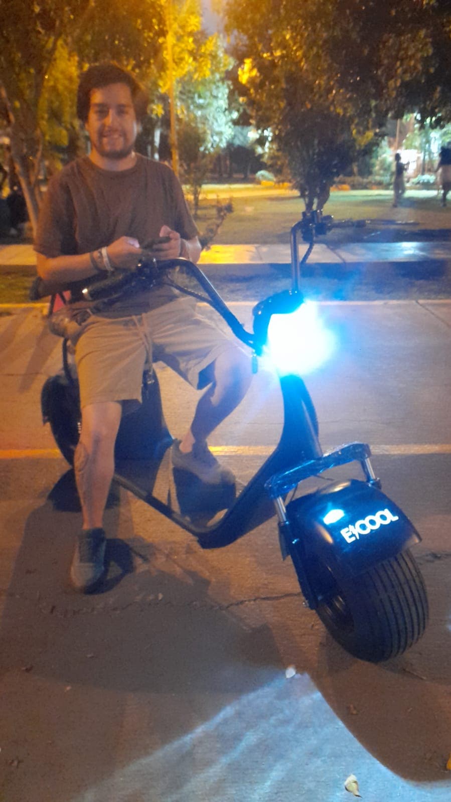 Cliente disfrutando su ECOOL de noche con luces LED encendidas