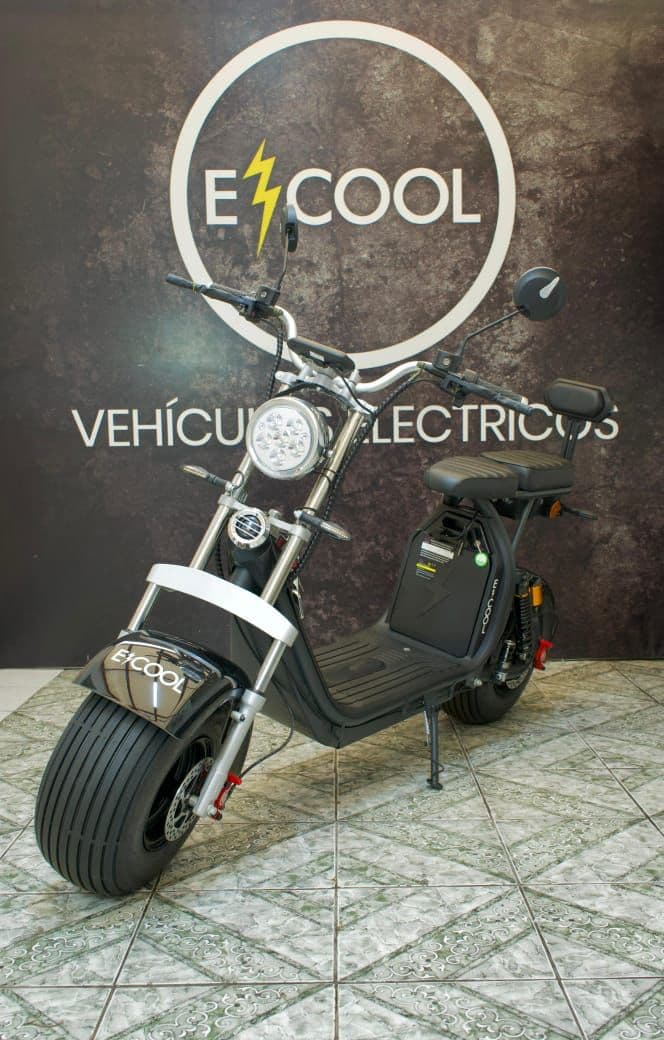 ECOOL Eco Vintage negra en showroom con logo de fondo